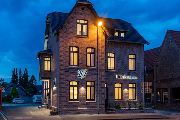 Overnatningsstedets facade – aften/nat