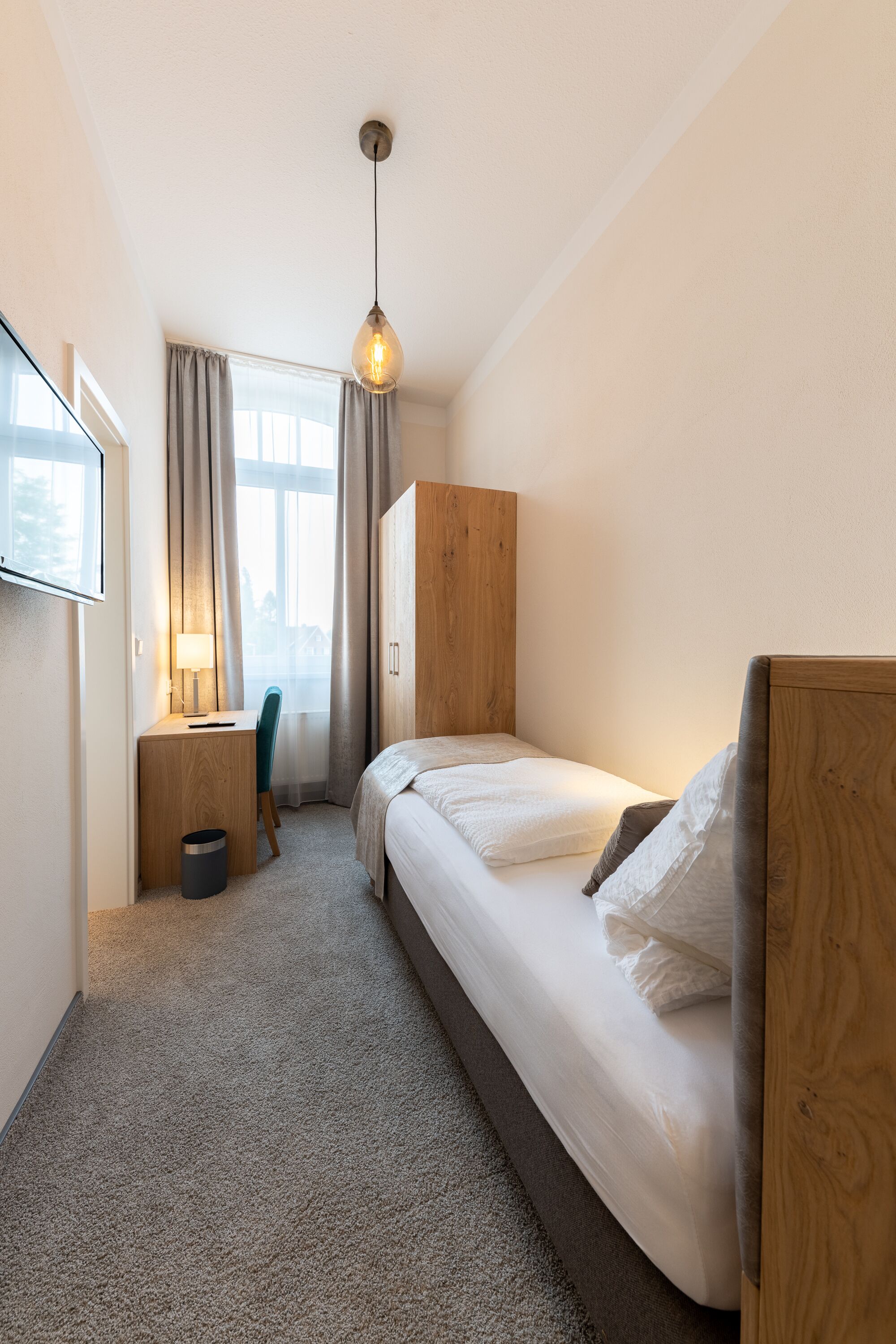 soundproofing, free wifi, bed sheets