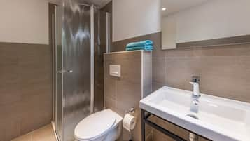 Superior Double Room | Bathroom | Shower, free toiletries, towels