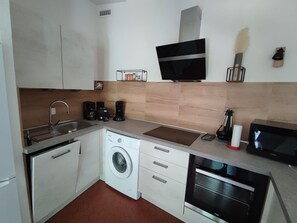 Réfrigérateur, micro-ondes, four, plaque de cuisson