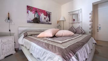 Quarto casal | Roupas de cama premium, edredons de pluma, frigobar