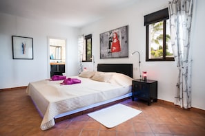2 habitaciones, escritorio, tabla de planchar con plancha y wifi gratis 