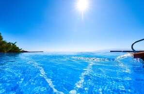 Piscina all'aperto, una piscina riscaldata