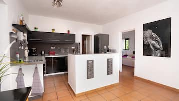 Een koelkast, een magnetron, een oven, een koffiezetapparaat/waterkoker