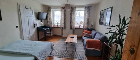 1 bedroom, desk, iron/ironing board, WiFi