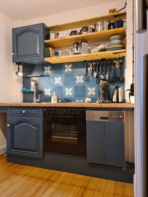 Kühlschrank, Mikrowelle, Ofen, Herdplatte