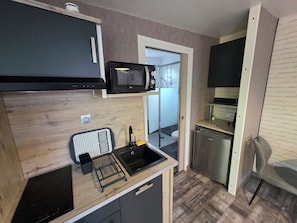 Fridge, microwave, stovetop, coffee/tea maker - STUDIO 2 PERS. 25 m2 with terrace not overlooked, near beaches, port and village. (larmor plage)