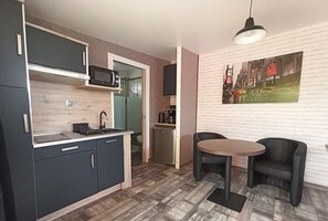Kühlschrank, Mikrowelle, Herdplatte, Wasserkocher mit Kaffee-/Teezubehör
