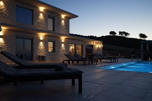 Piscine extérieure, parasols, chaises longues