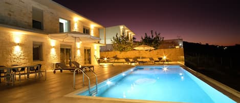 Outdoor pool, pool umbrellas, sun loungers