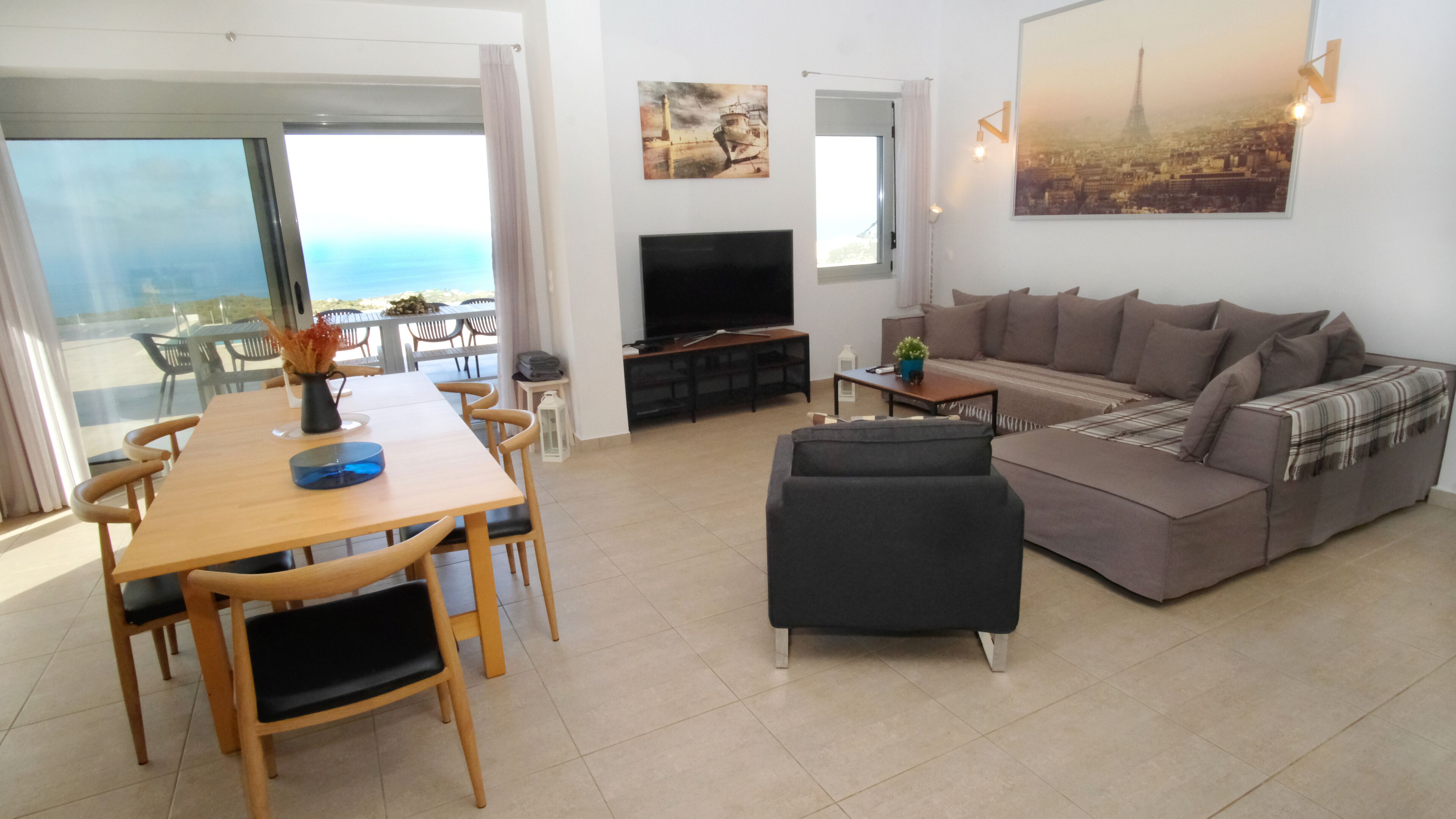 Una Smart TV, una consola de videojuegos, un reproductor de DVD