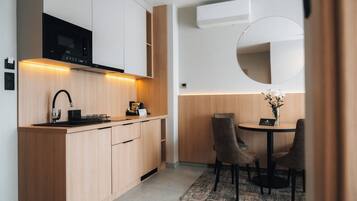 Leilighet – deluxe (4 persons) | Eget tekjøkken | Minikjøleskap, mikrobølgeovn, kokeplater og kaffetrakter/tekoker