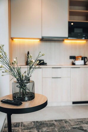 Frigobar, microondas, placa de cocina, cafetera/tetera