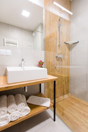 Apartamento Premium (4 persons) | Ducha del cuarto de baño