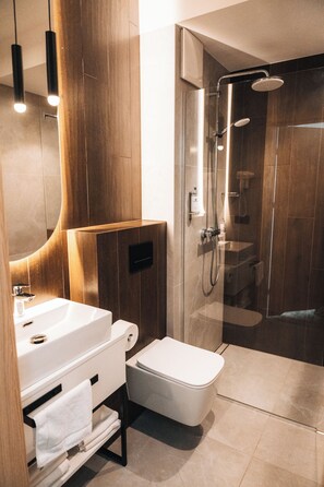 Appartamento Executive (4 persons) | Bagno | Doccia, soffione a pioggia, asciugamani, sapone
