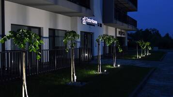 Fassade der Unterkunft – Abend/Nacht