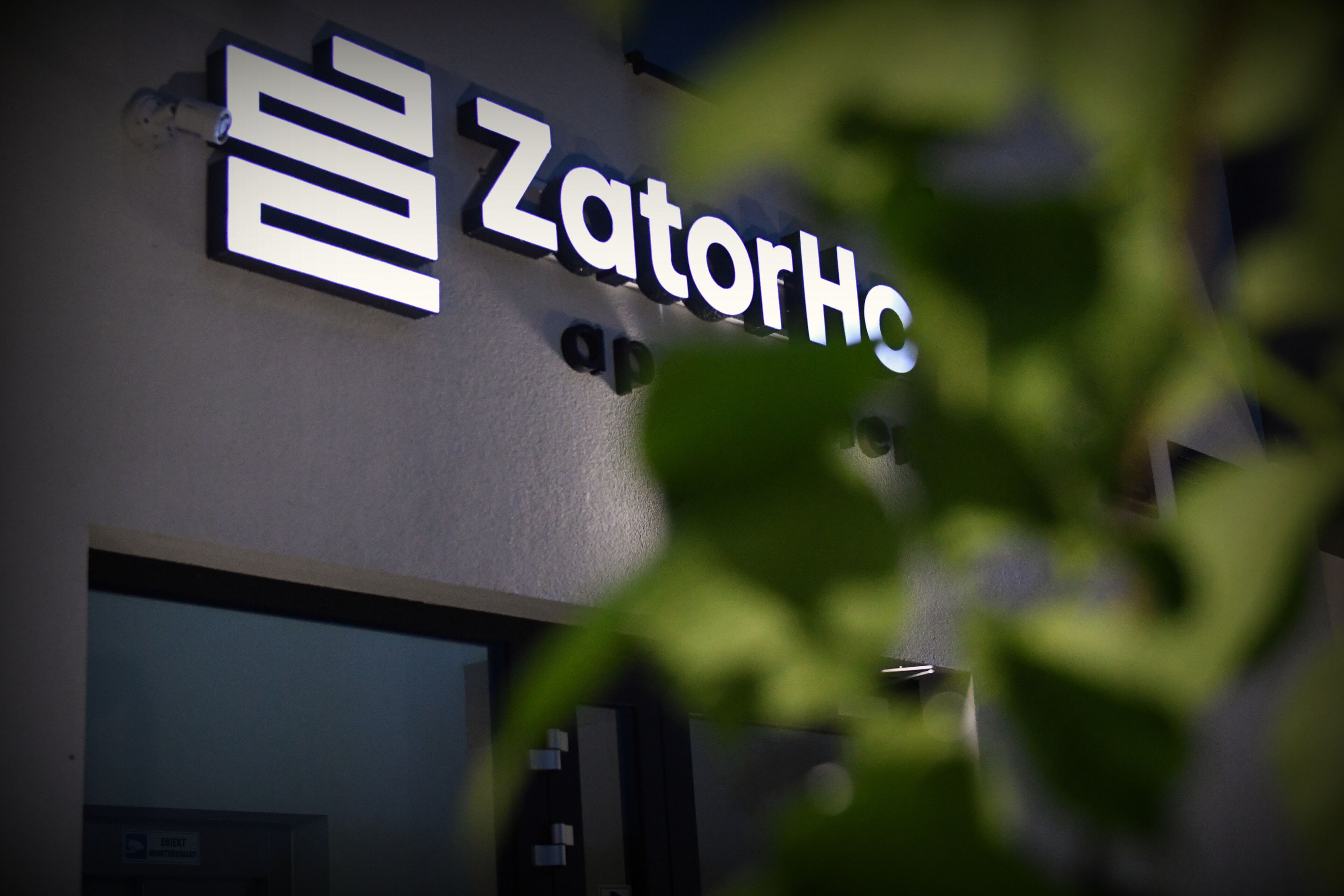 A building with a sign that reads "ZatorHo".