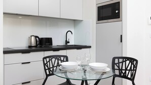 Geladeira, micro-ondas, cooktop, lava-louças