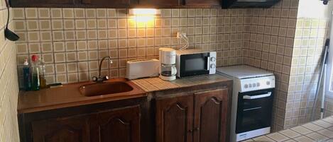 Micro-ondes, four, plaque de cuisson, cafetière/bouilloire