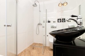 Dusche, Haartrockner, Handtücher