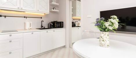 Réfrigérateur, micro-ondes, plaque de cuisson, lave-vaisselle