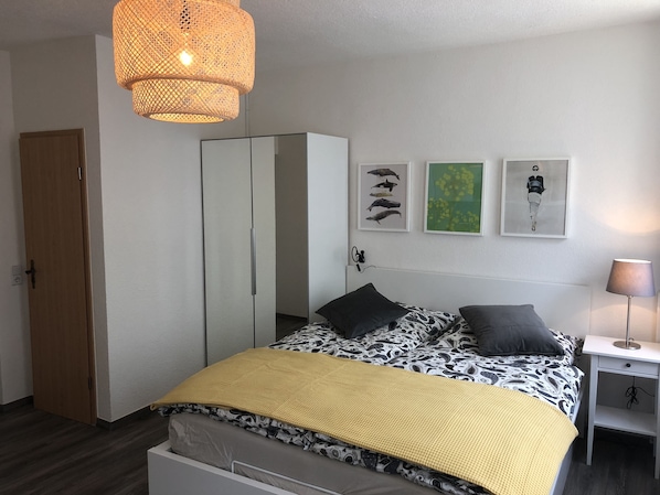 Fer et planche à repasser, lit parapluie, Wi-Fi gratuit, draps fournis