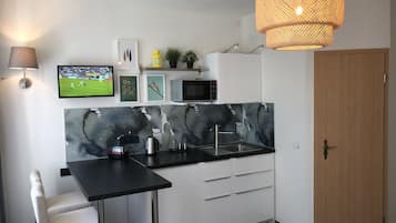 Réfrigérateur, micro-ondes, plaque de cuisson, cafetiÚre/bouilloire