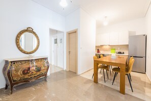 Appartement, 2 chambres | Repas dans la chambre