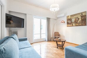 Appartement, 2 chambres | Salle de séjour | Téléviseur à écran plat