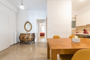 Appartement, 2 chambres | Repas dans la chambre