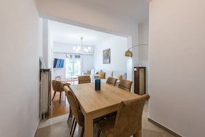 Apartament, 4 dormitoris | Zona de menjador de l'habitació