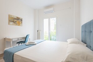 A bedroom with a bed, a desk, a chair, and a window. - Athens Crystal Suites Apartments (Athens)