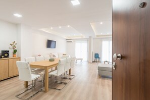 Apartment, 2 Schlafzimmer | Essbereich im Zimmer