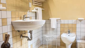 Chambre Double Standard, vue jardin | Salle de bain