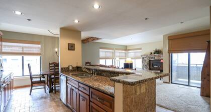 Silver Bear 22 Pet-Friendly, Cozy, Underground Parking, Walk to Canyon Lodge by RedAwning