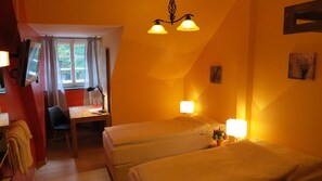 Habitación básica con 2 camas individuales, baño compartido | Wifi gratis y ropa de cama 