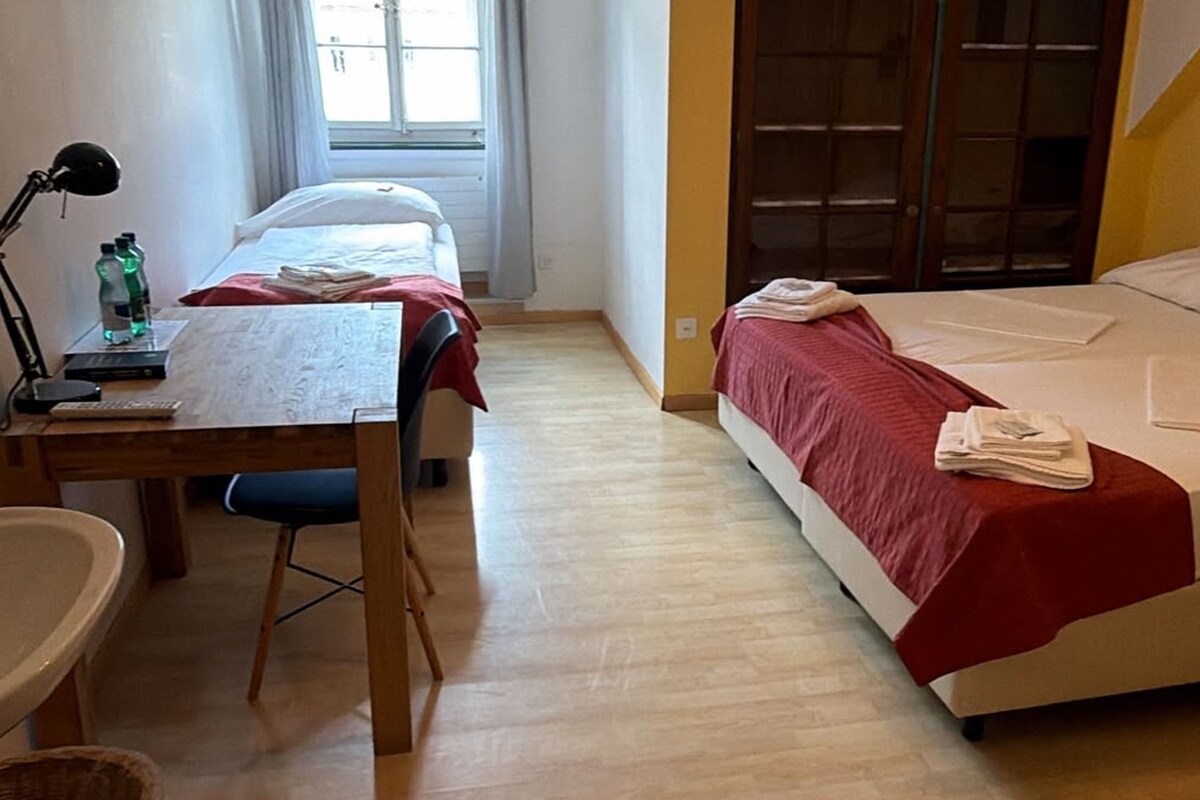 Chambre Triple Classique, non-fumeur, salle de bains commune