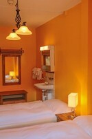 Quarto duplo, 2 camas de solteiro, para não fumantes, banheiro compartilhado | Wi-Fi de cortesia, roupa de cama