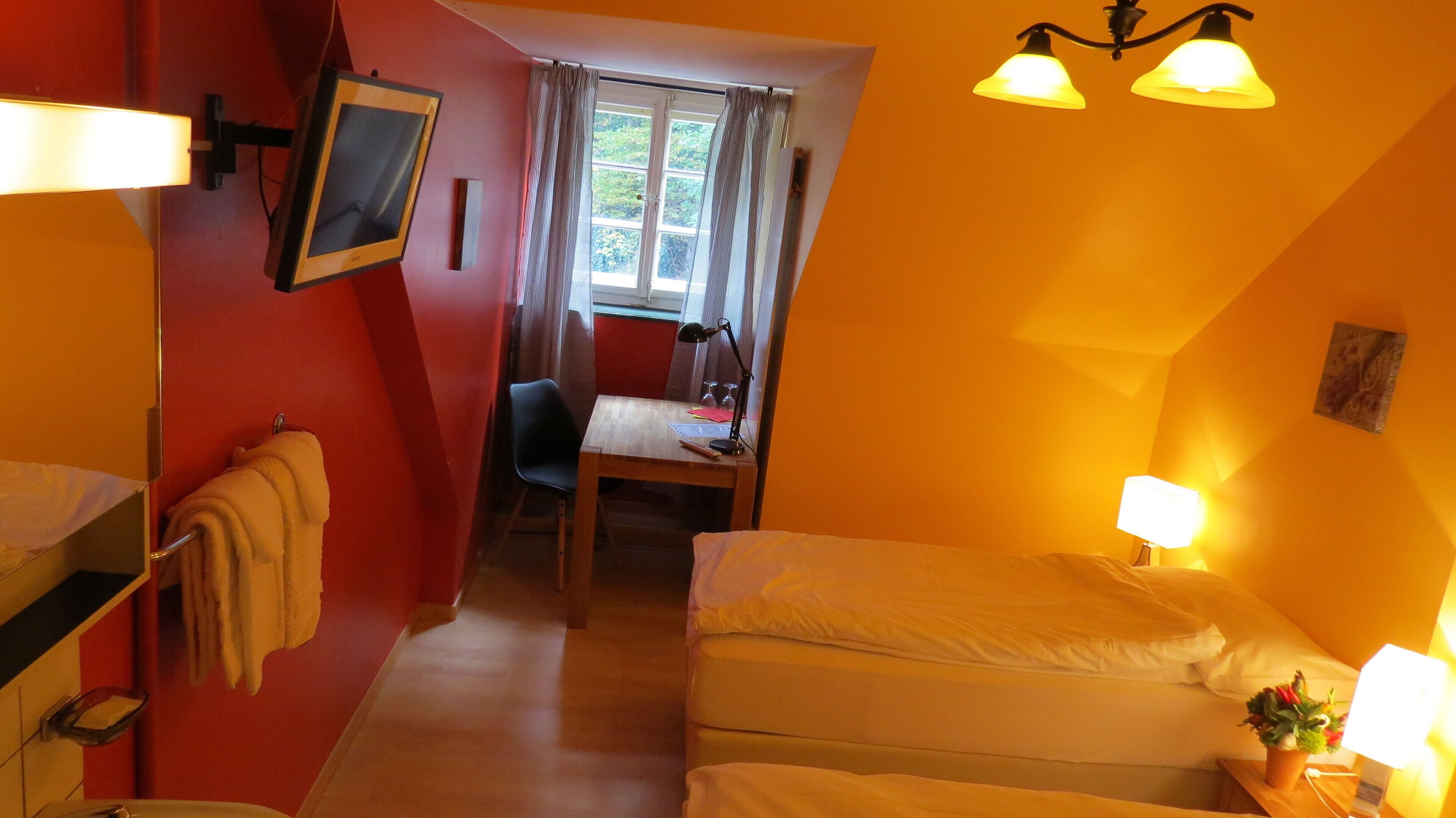 basic twin room, shared bathroom | free wifi, bed sheets