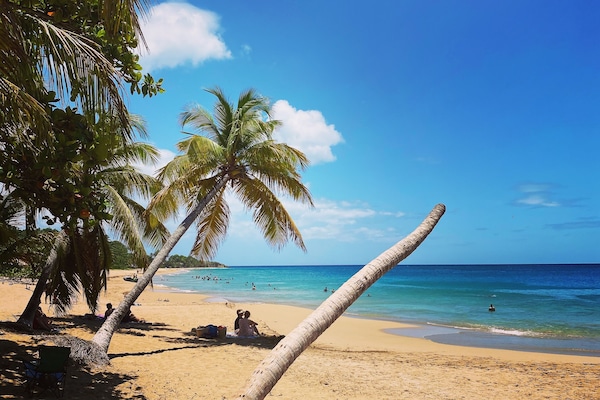 Una playa cerca, toallas de playa, 7 bares en la playa