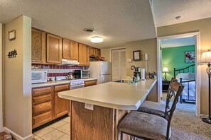 Fridge, microwave, stovetop, dishwasher - Condo w/ Pool & Grill Access ~ 4 Mi to Gatlinburg! (Gatlinburg)