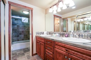Combined shower/bathtub, hair dryer, towels - Pet-Friendly & Expansive, Balcony. Near Biking & Walking Trails, Pool On-site (Mammoth Lakes)