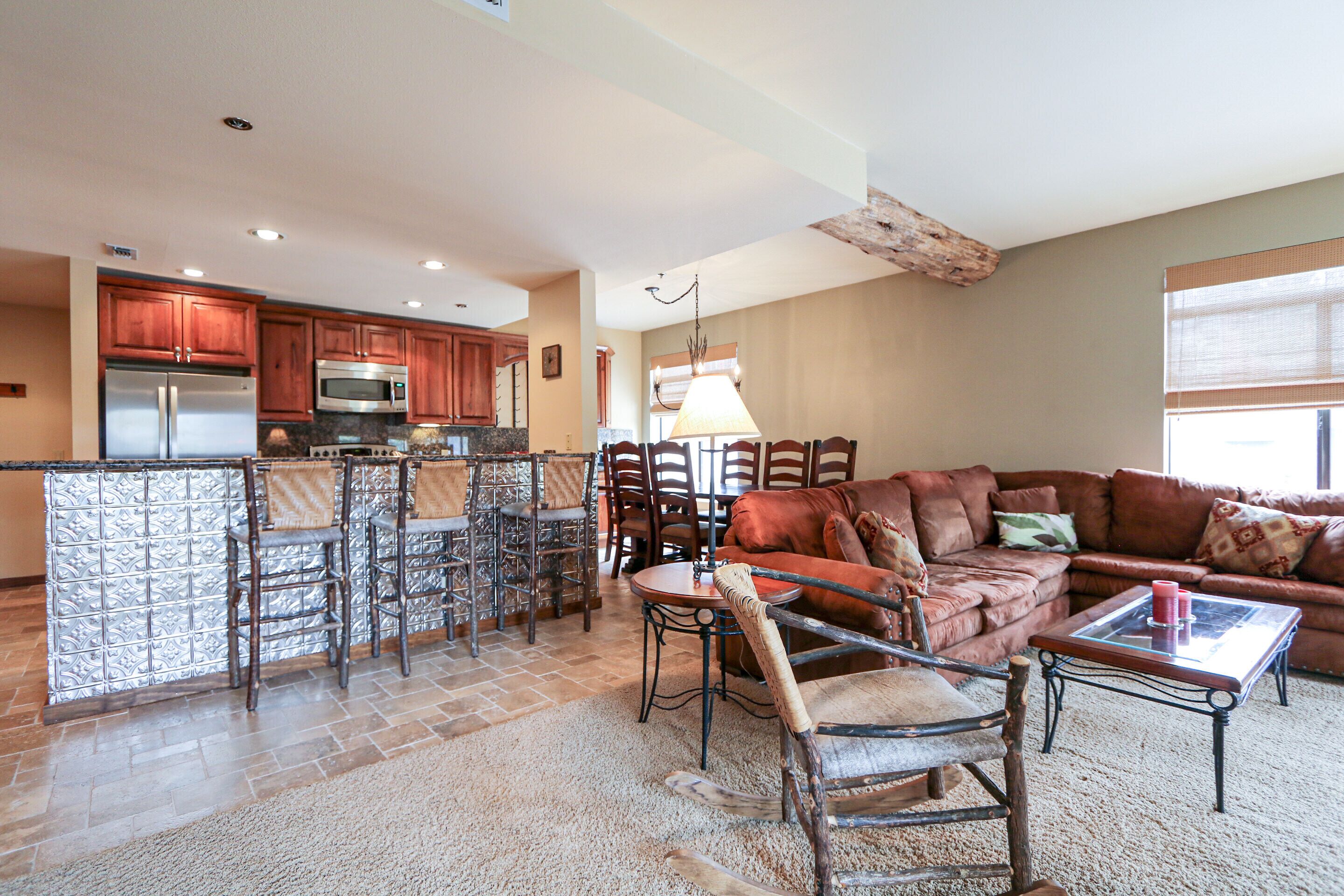 Pet Friendly, Expansive Home, Balcony. Near Lakes Basin & Bike/Walking Trails