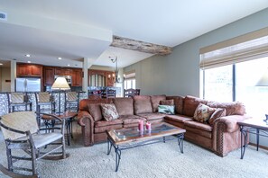 TV, caminetto, tavolo da calcetto