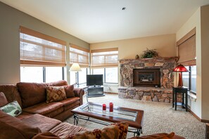 TV, caminetto, tavolo da calcetto