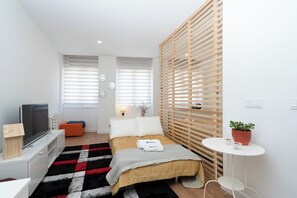 1 slaapkamer, een strijkplank/strijkijzer, wifi, beddengoed