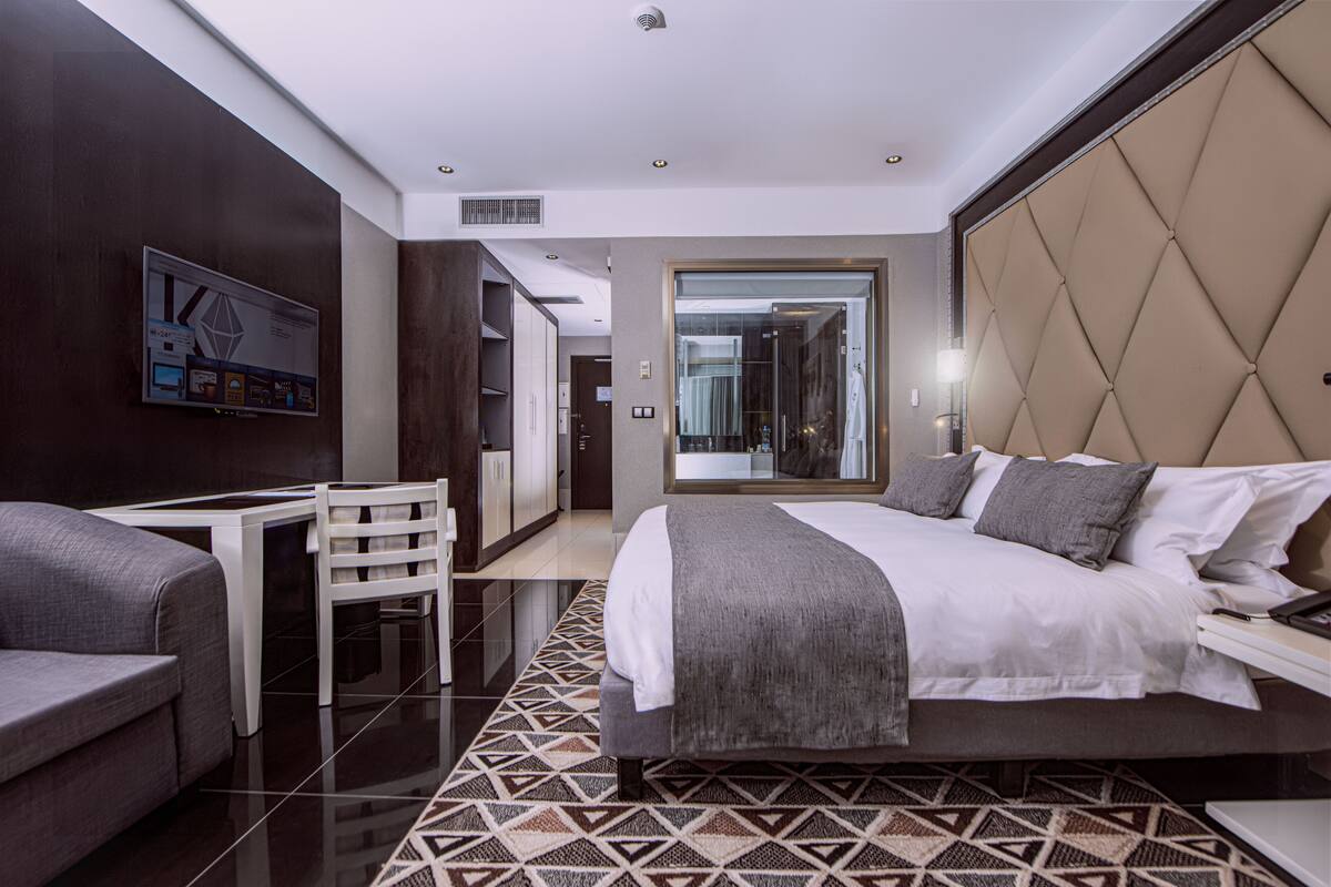 Minibar, in-room safe, laptop workspace, blackout drapes