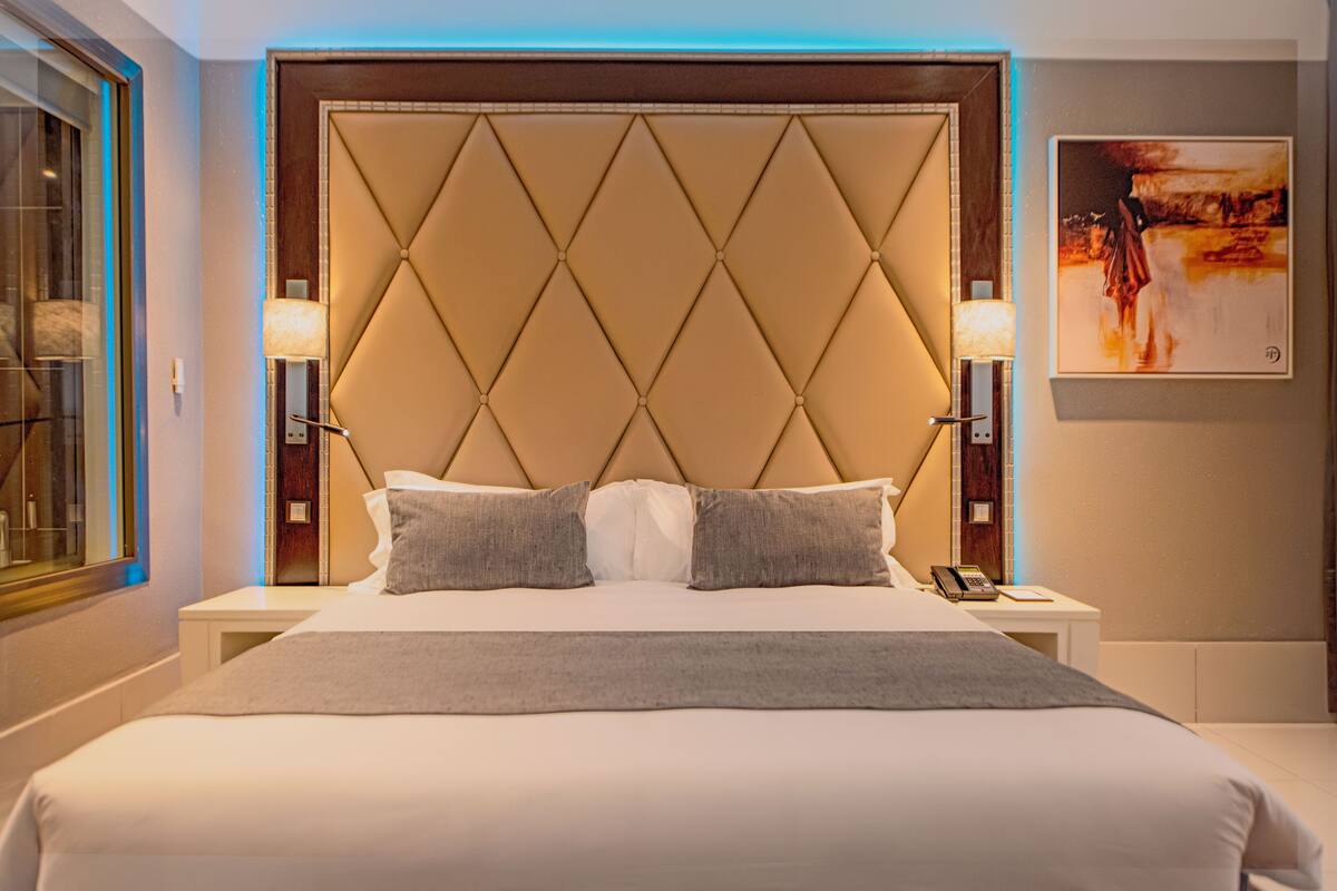 Minibar, in-room safe, laptop workspace, blackout drapes