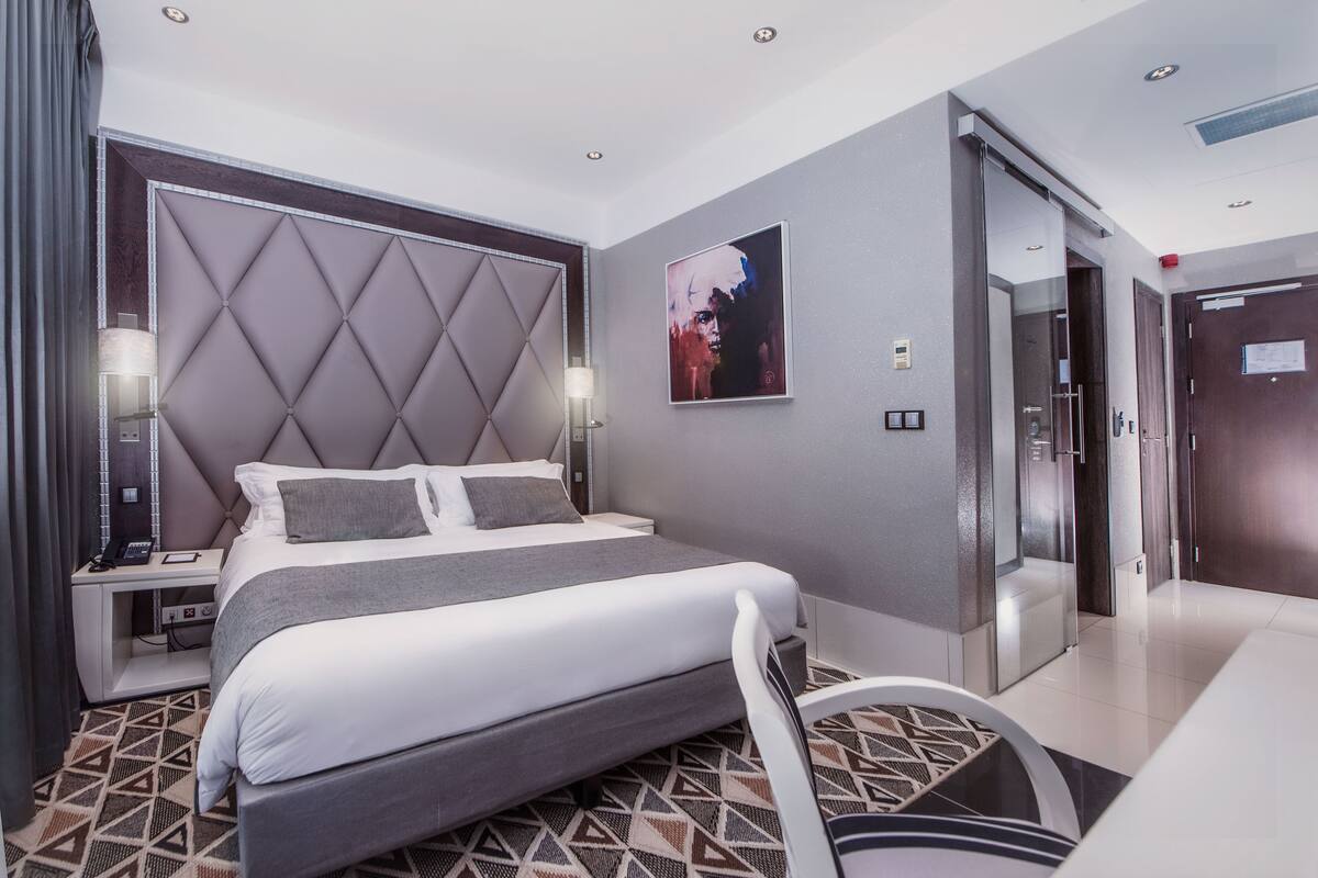 Minibar, in-room safe, laptop workspace, blackout drapes