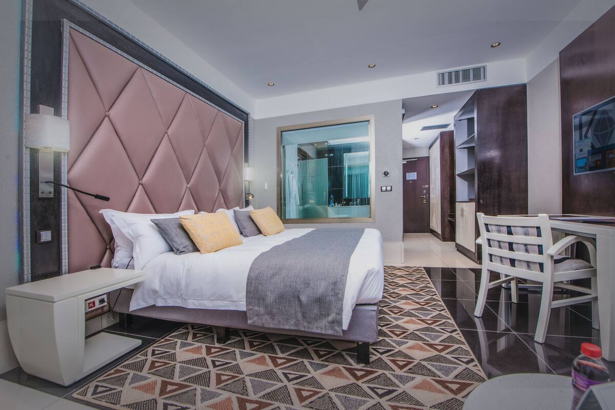 Minibar, in-room safe, laptop workspace, blackout drapes